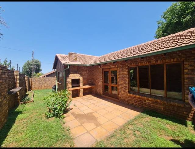 3 BEDROOM PROPERTY TO RENT IN DIE HOEWES